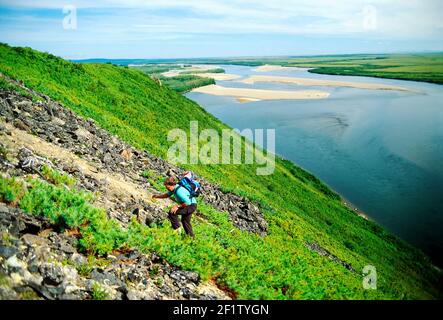 Amerikanischer Tourist wandern über den Fluss Belaja, Tschuktschen-Halbinsel, Magadon Region, Sibirien, Sowjetunion Stockfoto