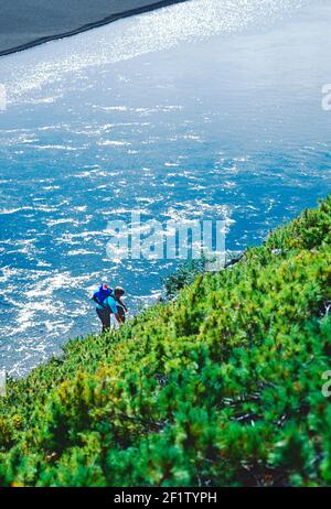 Amerikanischer Tourist wandern über den Fluss Belaja, Tschuktschen-Halbinsel, Magadon Region, Sibirien, Sowjetunion Stockfoto