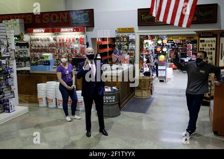 US-Präsident Joe Biden besucht W.S. Jenks & Son Baumarkt, ein kleines Unternehmen, das von einem Paycheck Protection Program Darlehen profitiert hat, in Washington am 9. März 2021. Quelle: Yuri Gripas/Pool via CNP /MediaPunch Stockfoto