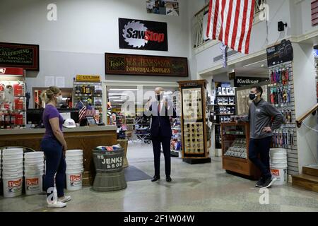 US-Präsident Joe Biden besucht W.S. Jenks & Son Baumarkt, ein kleines Unternehmen, das von einem Paycheck Protection Program Darlehen profitiert hat, in Washington am 9. März 2021. Quelle: Yuri Gripas/Pool via CNP /MediaPunch Stockfoto