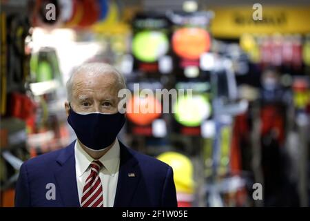 US-Präsident Joe Biden besucht am 9. März 2021 den Eisenwarenladen WS Jenks and Sons, ein kleines Unternehmen, das von einem Darlehen des Programms zum Schutz des Gehaltsschecks profitiert hat. Quelle: Yuri Gripas/Pool via CNP /MediaPunch Stockfoto