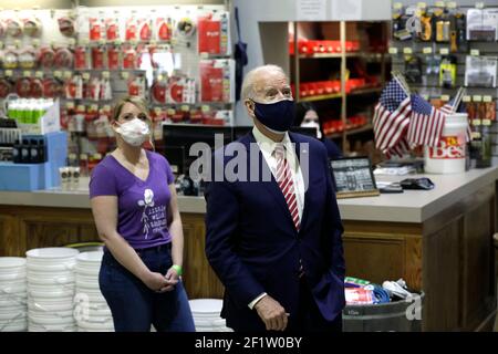 US-Präsident Joe Biden besucht am 9. März 2021 den Baumarkt WS Jenks and Sons, ein kleines Unternehmen, das von einem Darlehen des Paycheck Protection Program profitiert hat.Quelle: Yuri Gripas/Pool via CNP /MediaPunch Stockfoto