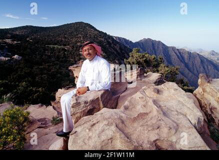 Porträt von Sheikh Abdu Rahman im Asir Nationalpark (Al Soudah), Königreich Saudi-Arabien. Sheikh Rahman trägt ein knöchellanges Hemd, aus dem es gewebt ist Stockfoto