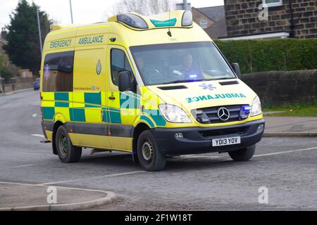 Ein Krankenwagen, der auf einen Notfall in Horsforth in Leeds, West Yorkshire, Großbritannien, reagiert Stockfoto