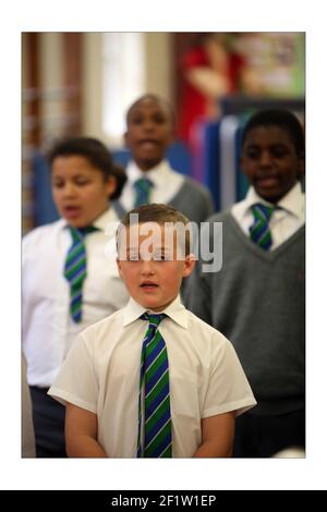 Der Schulchor .... Kingswood Primary schoolphotograph von David Sandison The Independent Stockfoto