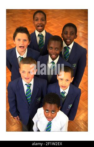 Der Schulchor .... Kingswood Primary schoolphotograph von David Sandison The Independent Stockfoto