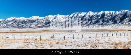 Weite Panoramasicht auf schneebedeckte Sangre de Cristo Bergkette; San Luis Valley; Zentral Colorado; USA Stockfoto