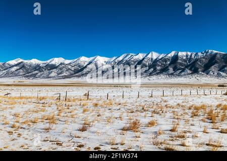 Schneebedeckte Bergkette Sangre de Cristo; San Luis Valley; Central Colorado; USA Stockfoto