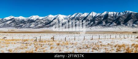 Weite Panoramasicht auf schneebedeckte Sangre de Cristo Bergkette; San Luis Valley; Zentral Colorado; USA Stockfoto