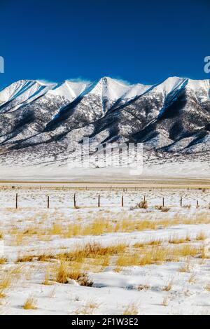 Schneebedeckte Bergkette Sangre de Cristo; San Luis Valley; Central Colorado; USA Stockfoto