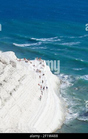 Touristen flanieren und sonnen sich an der "Scala dei Turchi" (Skala der Türken) in der Provinz Agrigento, Sizilien Stockfoto