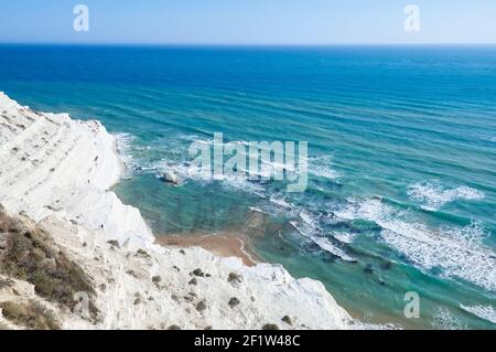 Touristen flanieren und sonnen sich an der "Scala dei Turchi" (Skala der Türken) in der Provinz Agrigento, Sizilien Stockfoto