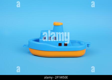 Plastikspielzeug Schiff auf dem blauen Hintergrund Stockfoto