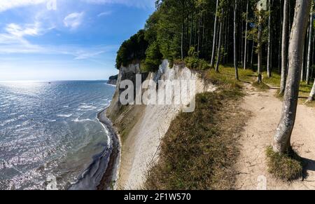 Ein Blick auf die schönen Kalk- und Kalksteinklippen in Nationalpark Jasmund auf Rügen in Germ Stockfoto