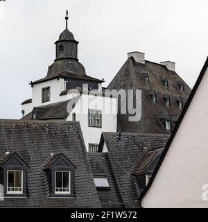 Blick auf die gepflegten Altstadtgebäude und Dächer Im Stadtzentrum von Limburg Stockfoto