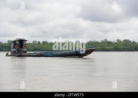 Flussbarge auf dem Rio Napo, Orellana, Ecuador Stockfoto