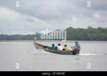 Passagierboot auf dem Rio Napo, Orellana, Ecuador Stockfoto