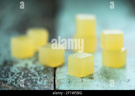 Vegane Süßigkeiten. Hausgemachte Agar Gelee Würfel auf schäbig rustikalen Hintergrund Nahaufnahme Stockfoto