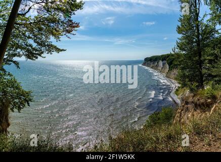 Ein Blick auf die schönen Kalk- und Kalksteinklippen in Nationalpark Jasmund auf Rügen in Germ Stockfoto