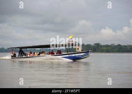 Touristen auf dem Rio Napo im Boot Ara, Orellana, Ecuador Stockfoto