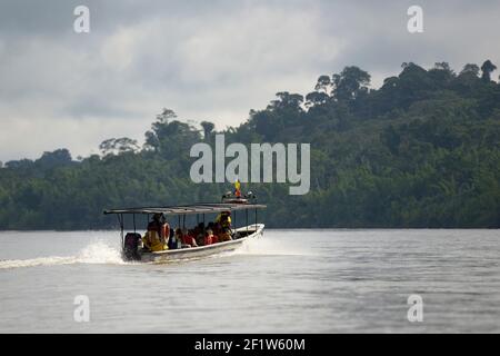 Touristen auf dem Rio Napo, Orellana, Ecuador Stockfoto