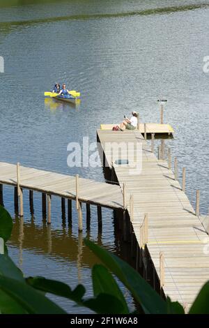 Menschen entspannen und Kajakfahren auf See Garzacocha, La Selva Amazon Ecolodge, Orellana, Ecuador Stockfoto