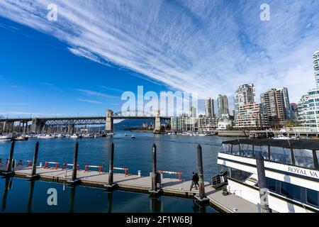 Granville Island Ferry Dock. Burrard Street Bridge und Vancouver Gebäude Skyline im Hintergrund. Stockfoto