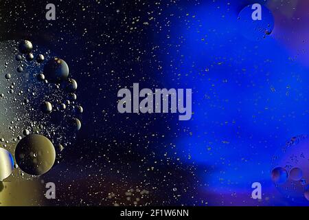 Abstrakte bunte Hintergrund Öl in Wasseroberfläche mit Blasen. Makro-Aufnahme Nahaufnahme. Stockfoto