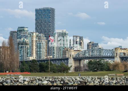 Kanadische Flagge im Vanier Park. Burrard Street Bridge und Vancouver City Skyline im Hintergrund. Stockfoto