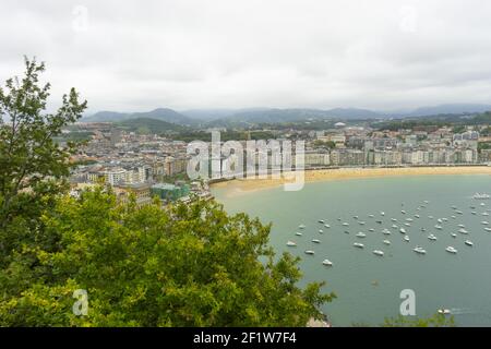 Urlaub, Blick auf die Stadt San Sebastian, mit La Concha Strand, vom Mount Urgull. Sommerurlaub Szene in Spanien Stockfoto