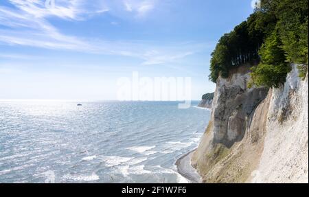 Blick auf die schönen Kalk- und Kalksteinfelsen in Jasmund Nationalpark auf Rügen auf Deutsch Stockfoto