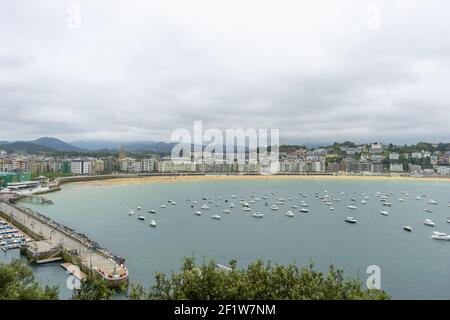 Blick auf die Stadt San Sebastian, mit La Concha Strand, vom Mount Urgull. Sommerurlaub Szene in Spanien Stockfoto