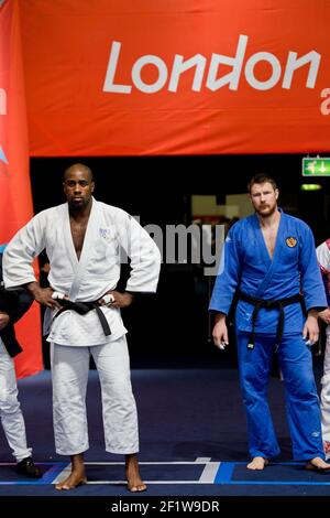 LONDON OLYMPIC GAMES 2012 - EXCEL , LONDON (DE) - 03/08/2012 - FOTO : VINCENT CURUTCHET / KMSP / DPPIJUDO - MÄNNER ÜBER 100KG - TEDDY RINER (FRA) / GEWINNER GOLDMEDAILLE SEIN TRAINER BENOIT CAMPARGUE UND ALEXANDER MIKHAYLIN (RUS) SILBERMEDAILLE Stockfoto