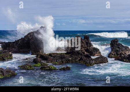 Wellen krachen auf den Felsen Ho’okipa Beach Park, Maui Stockfoto