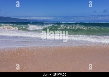 Wellen am Strand, Baldwin Beach Park - Paia, Maui, Hawaii, USA Stockfoto