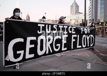 Atlanta, Georgia, USA. März 2021, 8th. Demonstranten halten ein Transparent mit der Aufschrift "Gerechtigkeit für George Floyd" während einer Kerzenlicht-Mahnwache in Atlanta, um Floyds Erinnerung zu ehren. Die Mahnwache findet an dem Tag statt, an dem die Mordverhandlung des Ex-Minneapolis-Polizeibeamten Derek Chauvin beginnen soll. Kredit: John Arthur Brown/ZUMA Wire/Alamy Live Nachrichten Stockfoto