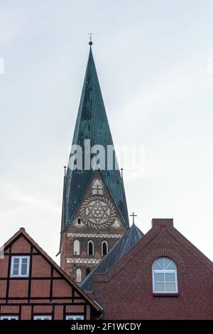 Historische alte rote Backsteingebäude und Kirchturm in Lunenburg Stockfoto
