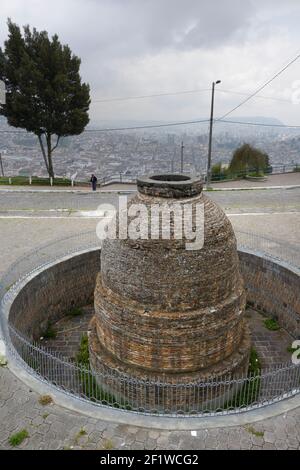 Alte Zisterne an der Virgen del Panecillo oberhalb der Altstadt von Quito, Quito, Ecuador Stockfoto