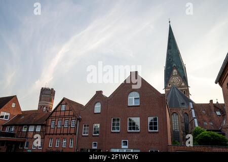 Blick auf historische alte rote Backsteingebäude und Kirchturm In Lunenburg Stockfoto