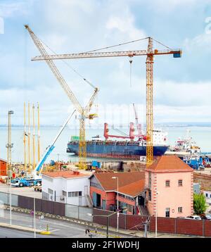 Industrie-Handelsschiff Lissabon Hafen Stockfoto