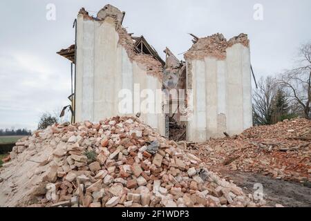 Folgen des gestrigen Erdbebens im Dorf Zazina. Ein starkes Erdbeben traf Kroatien gestern, das Epizentrum des Erdbebens der Stärke 6,2 Stockfoto