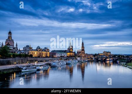 Blick auf die sächsische Hauptstadt Dresden und die Elbe Fluss nach Sonnenuntergang Stockfoto