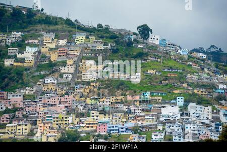 Bunte Quito Vororte auf den Hügeln über der Altstadt, Qioto, Ecuador Stockfoto