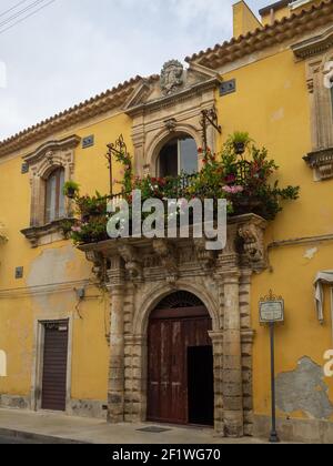 Gelbe Fassade des Palazzo Pizzo, Palazzolo Acreide Stockfoto