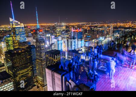 Rockefeller Center Aussichtsplattform der Menschen und der Nacht Anzeigen Stockfoto
