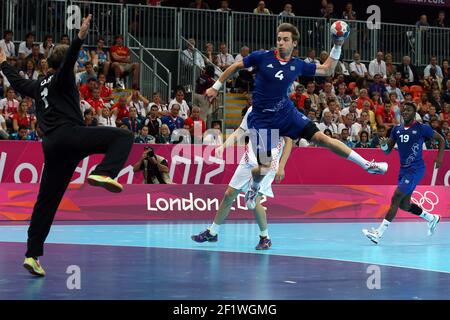 LONDON OLYMPISCHE SPIELE 2012 - BASKETBALL ARENA , LONDON (DE) - 10/08/2012 - FOTO : EDDY LEMAISTRE / KMSP / DPPIHANDBALL MÄNNER - HALBFINALE - FRANKREICH V KROATIEN - XAVIER BARACHET (FRA) UND VENIO LOSERT (CRO) Stockfoto