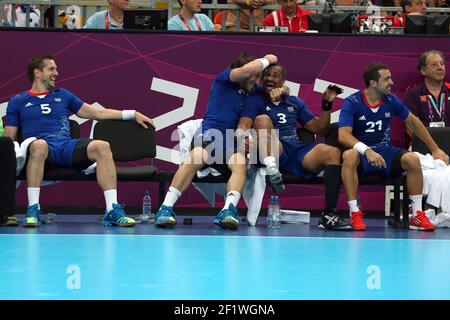 LONDON OLYMPISCHE SPIELE 2012 - BASKETBALL ARENA , LONDON (DE) - 10/08/2012 - FOTO : EDDY LEMAISTRE / KMSP / DPPIHANDBALL MÄNNER - HALBFINALE - FRANKREICH V KROATIEN - FREUDE VON GUILLAUME GILLE, BERTRAND GILLE UND DIDIER DINART (FRA) Stockfoto