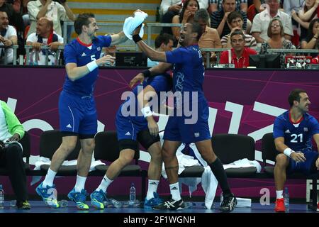 LONDON OLYMPISCHE SPIELE 2012 - BASKETBALL ARENA , LONDON (DE) - 10/08/2012 - FOTO : EDDY LEMAISTRE / KMSP / DPPIHANDBALL MÄNNER - HALBFINALE - FRANKREICH V KROATIEN - FREUDE VON GUILLAUME GILLE UND DIDIER DINART (FRA) Stockfoto