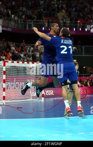 LONDON OLYMPISCHE SPIELE 2012 - BASKETBALL ARENA , LONDON (DE) - 10/08/2012 - FOTO : EDDY LEMAISTRE / KMSP / DPPIHANDBALL MÄNNER - HALBFINALE - FRANKREICH V KROATIEN - FREUDE VON DIDIER DINART UND MICHAEL GUIGOU (FRA) Stockfoto