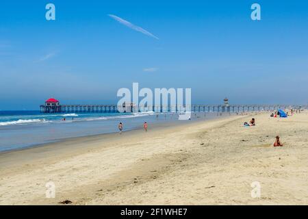 Luftaufnahme von Huntington Pier, Strand und Küste während sonnigen Sommertag Stockfoto